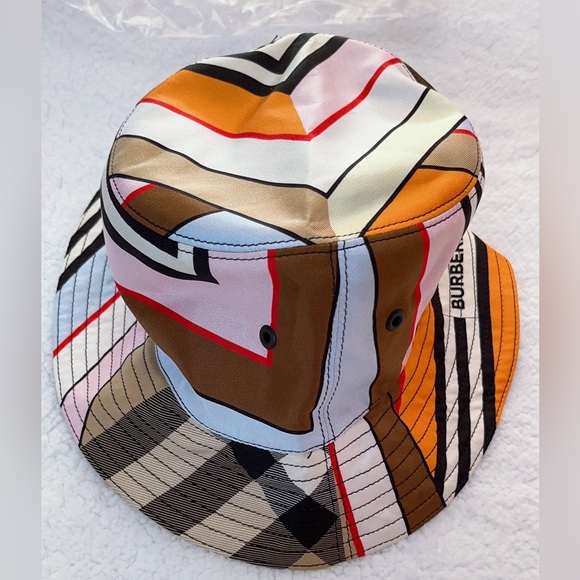 Authentic Burberry Montage print Silk  Bucket Hat - Picture 3 of 16